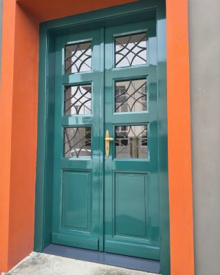 ✨ Realizace vchodových dveří, které nepřehlédnete. Tyto nádherné dveře září v odstínu Mid Azure Green (96) od Little...