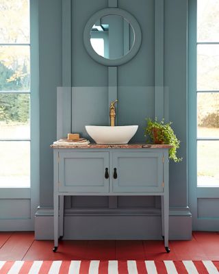 💧 Stylová koupelna, která odolá všemu Barvy Little Greene jsou ideální volbou i do koupelen. Mají ekologické složení, ale...