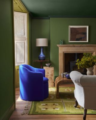 🌿 Když barva obejme celý prostor 🌿 Tento interiér je krásnou ukázkou techniky Double Drenching, kterou Little Greene...